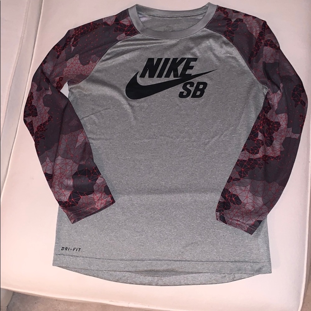Nike SB gray red black boys T